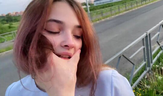 Девушка не только работает на трассе, но и трахается здесь же... Девушка не только работает на трассе, но и трахается здесь же...