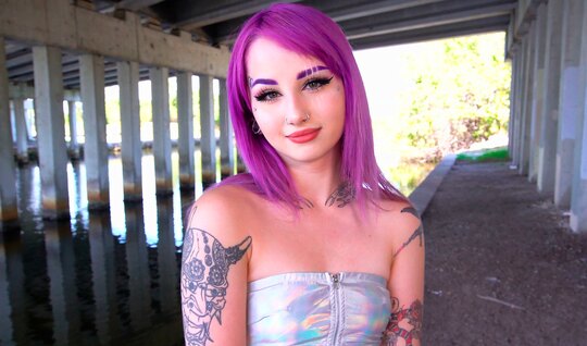Девушка с фиолетовыми волосами соблазняет на секс Шона Лоулеса под мостом Девушка с фиолетовыми волосами соблазняет на секс Шона Лоулеса под мостом