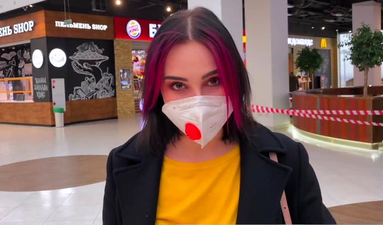 Купил девушке бургер и получил классный минет в раздевалке Купил девушке бургер и получил классный минет в раздевалке