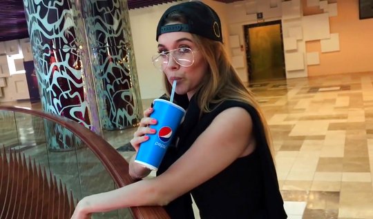 Молодая москвичка занимается шопингом и оральным сексом одновременно Молодая москвичка занимается шопингом и оральным сексом одновременно