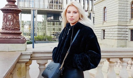 Приехала в Прагу не замки смотреть, хочет в порнушку Приехала в Прагу не замки смотреть, хочет в порнушку