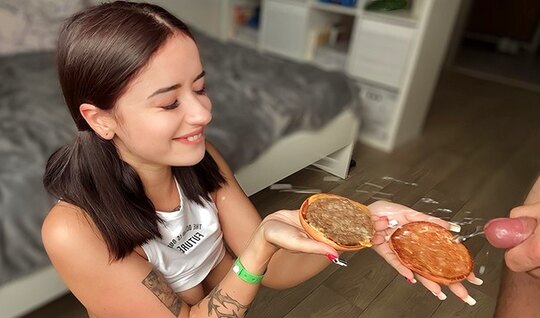 Трахнул сводную сестру и поделился с ней бургером со спермой Трахнул сводную сестру и поделился с ней бургером со спермой