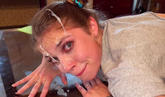 Сводная сестра приклеилась и братец пытается ее отодрать Сводная сестра приклеилась и братец пытается ее отодрать