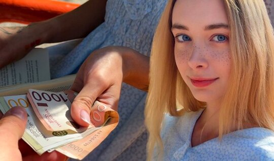 Помог студентке заработать, трахнув ее за деньги... Помог студентке заработать, трахнув ее за деньги...