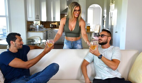 Приехали к парню, а натянули на два конца его мачеху Cory Chase... Приехали к парню, а натянули на два конца его мачеху Cory Chase...