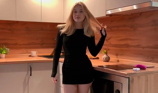 Красивая жена друга у парня на крючке, а точнее - на члене... Красивая жена друга у парня на крючке, а точнее - на члене...