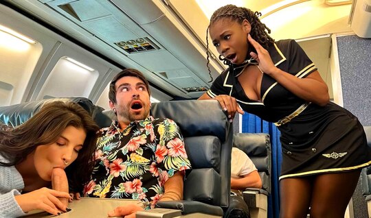Парень в самолете трахает пассажирку и черную стюардессу Парень в самолете трахает пассажирку и черную стюардессу