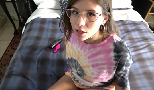 Братец застал сводную сестру за анальной тренировкой и помог своим членом Братец застал сводную сестру за анальной тренировкой и помог своим членом