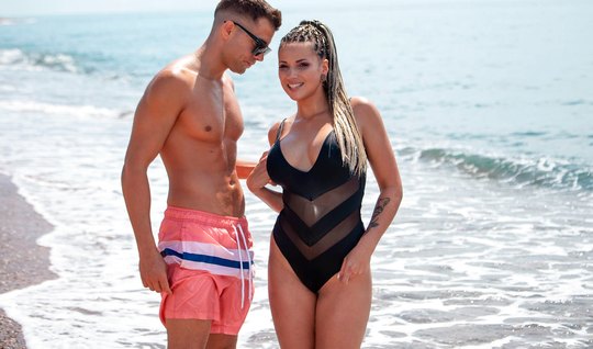 И пусть Джоли Лав приехала на море только вчера, а сегодня уже жарится с парнем И пусть Джоли Лав приехала на море только вчера, а сегодня уже жарится с парнем