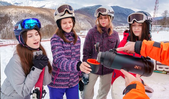 Красная Поляна, мы вчетвером и член инструктора Андрюхи вместо лыж Красная Поляна, мы вчетвером и член инструктора Андрюхи вместо лыж