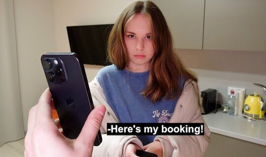 Случайная соседка по комнате предложила мне ночью секс