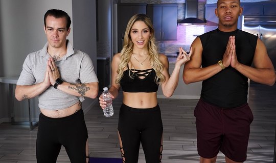 Настоящий секс в межрасовом порно на фитнесе с изменой