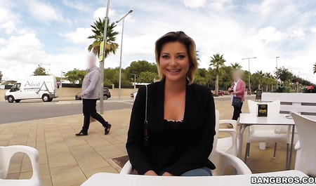 Красавица Анна занимается анальным сексом на глазах окружающих Красавица Анна занимается анальным сексом на глазах окружающих