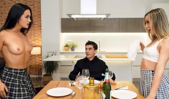 Испанец пригласил двух девушек на свидание с групповым сексом Испанец пригласил двух девушек на свидание с групповым сексом