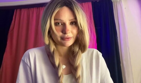 Блондинка Poshspice кайфанула от члена сводного брата, потому что от друга не получается Блондинка Poshspice кайфанула от члена сводного брата, потому что от друга не получается