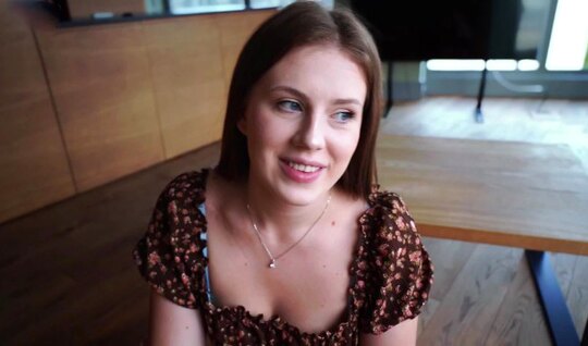 Соседка случайно прислала эротическую фотку, а после пришла сношаться...