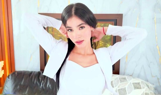 Девулька начала вечерние забавы с члена в попе, но черный хер оказался не хуже!...