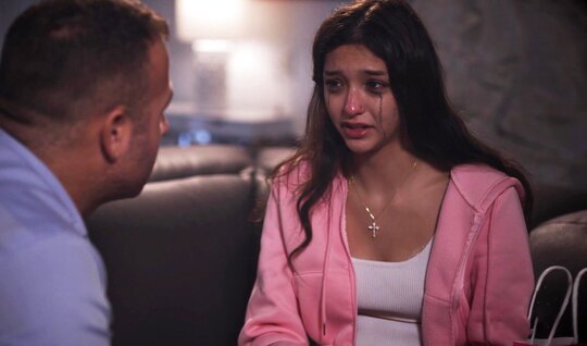 Пока с будущим мужем все сложно, брюнетка порется с отчимом...