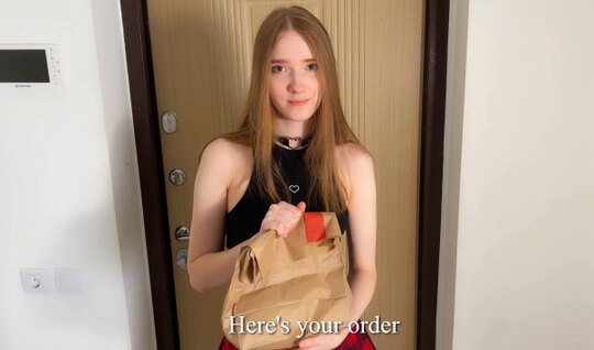 Молодая доставщица задержала заказ, но после отработала...