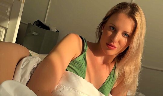 Проснулся после ночника с бабой и та требует продолжения секс-банкета!