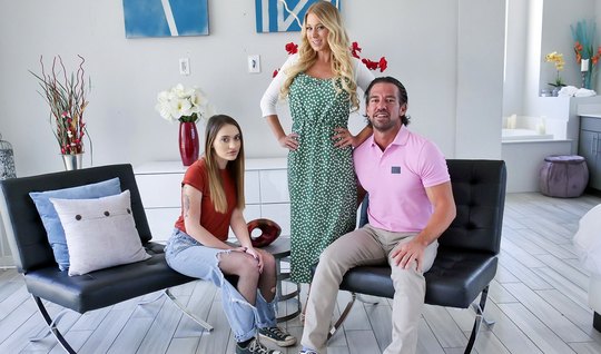 Женька Кастет жучит жену и ее молодую подругу в домашнем групповом порно Женька Кастет жучит жену и ее молодую подругу в домашнем групповом порно