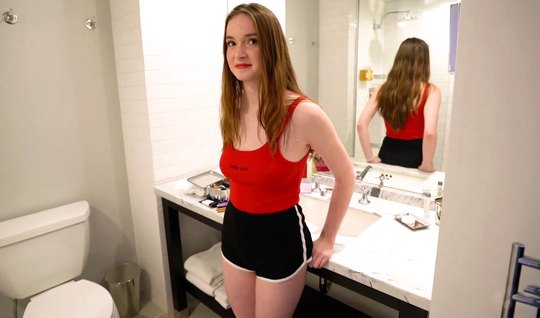 Начинающая модель на кастинге много болтает и мало трахается Начинающая модель на кастинге много болтает и мало трахается