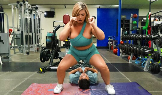 Аппетитная соседка по фитнесу распробовала член и он ей явно понравился!... Аппетитная соседка по фитнесу распробовала член и он ей явно понравился!...