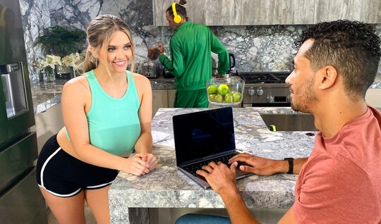 Большой член отличная добавка к большим сиськам девушки при жестком сексе в общежитии... Большой член отличная добавка к большим сиськам девушки при жестком сексе в общежитии...