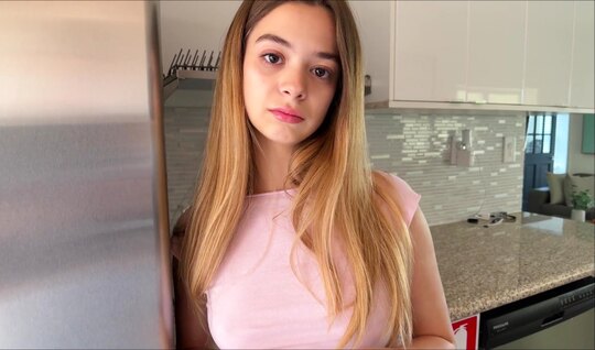 Шатенка влюбилась в соседа по комнате и теперь с удовольствием трахается с ним... Шатенка влюбилась в соседа по комнате и теперь с удовольствием трахается с ним...