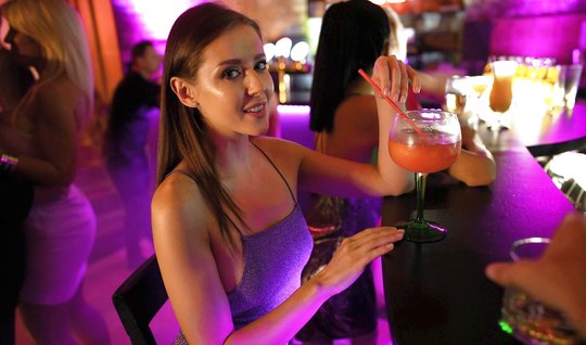 Стрип Сибил Эй на танцполе и секс с любимым в кладовке Стрип Сибил Эй на танцполе и секс с любимым в кладовке