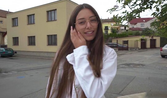 Так получается что  я знакомлюсь с итальянкой, а потом дрючу ее в бассейне