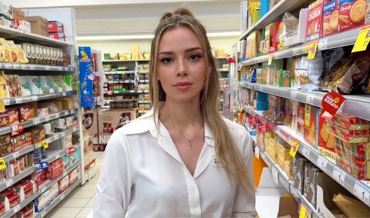 Молодая мерчендайзерша отсосала у покупателя в подсобке и отдалась в машине