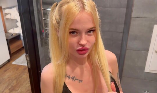 Сводная сестра отсосала член брату и пошпилилась с ним в душе...