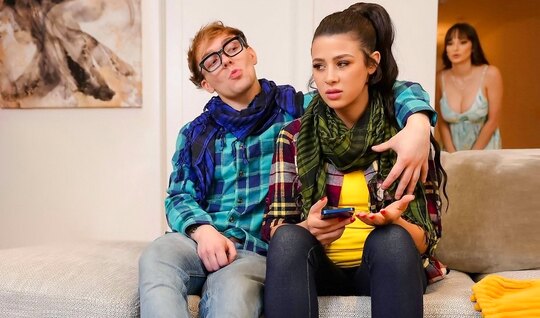 Привел домой подругу-хипстершу чтобы братец и его подруга устроили с ней дикую групповушку