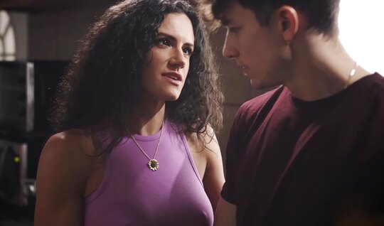 От мужа толку нет и я иду на член пасынка... От мужа толку нет и я иду на член пасынка...