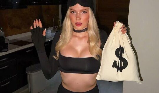 Воровать это плохо! Руки вверх и встала на колени