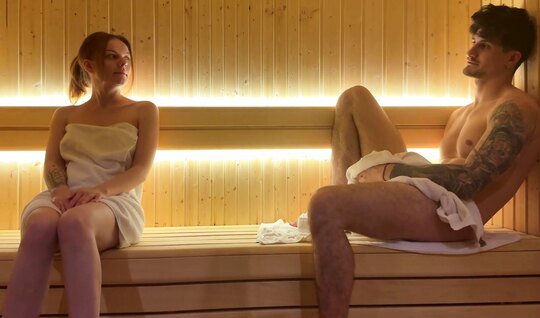 Секс с рыжеволосой милфой-незнакомкой в общественной сауне... Секс с рыжеволосой милфой-незнакомкой в общественной сауне...