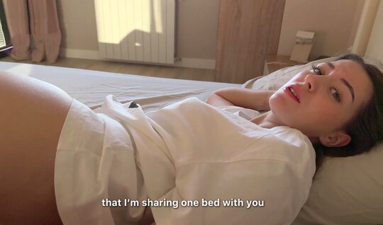 Сводная сестра без трусиков в моей постели: я не мог не кончить в нее...