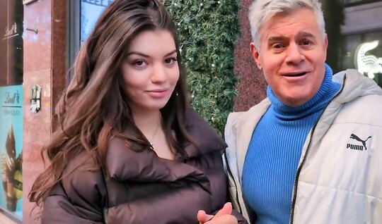 Любят папики девчат, но те без денег не хотят!... Любят папики девчат, но те без денег не хотят!...