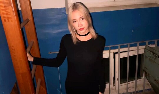 Встретил вечером соседку и занялся с ней сексом в подъезде Встретил вечером соседку и занялся с ней сексом в подъезде