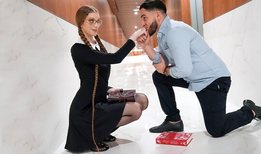 Очкастая дамочка сама напросилась на пенис Питера Грина!